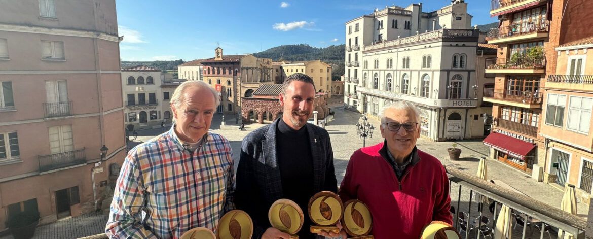 Representants de Mas Curró amb l'alcalde de Caldes de Montbui, Isidre Pineda Representants de Mas Curró amb l'alcalde de Caldes de Montbui, Isidre Pineda