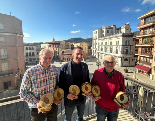 Representants de Mas Curró amb l'alcalde de Caldes de Montbui, Isidre Pineda