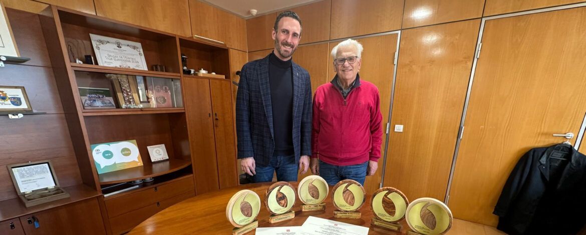 Francesc Sagalés i l'Alcalde de Caldes de Montbui, Isidre Pineda, amb els sis guardons d'Agrícola Mas Curró.