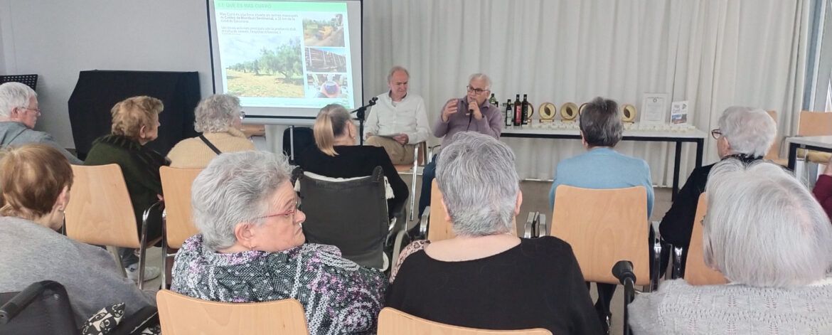 Representants de Mas Curró presenten olis als residents de la Fundació Santa Susanna