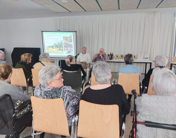 Representants de Mas Curró presenten olis als residents de la Fundació Santa Susanna