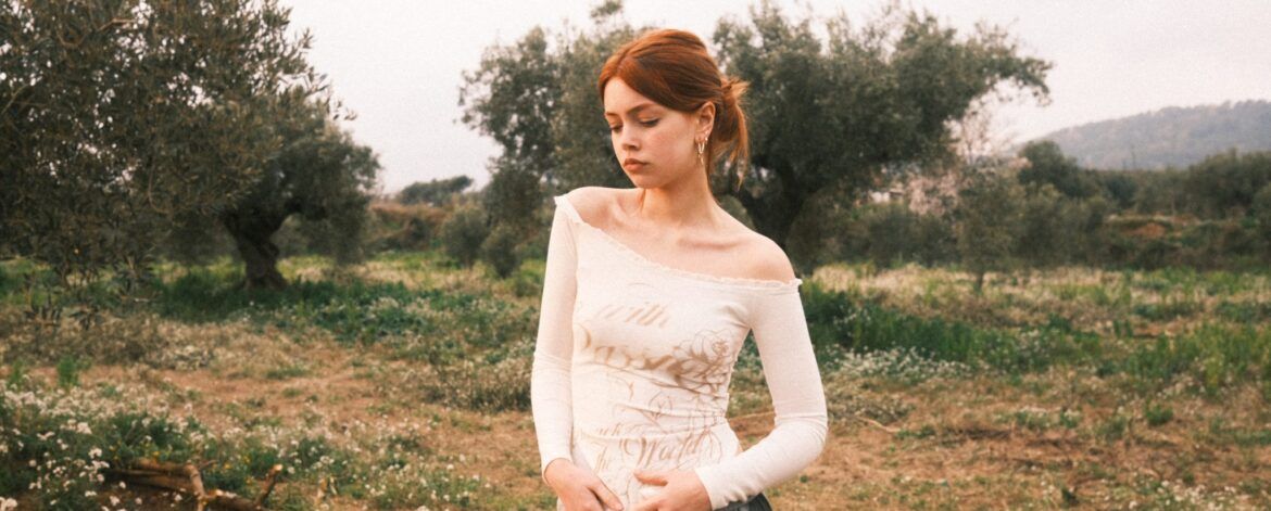 La cantant Maig envoltada de les oliveres de Mas Curró