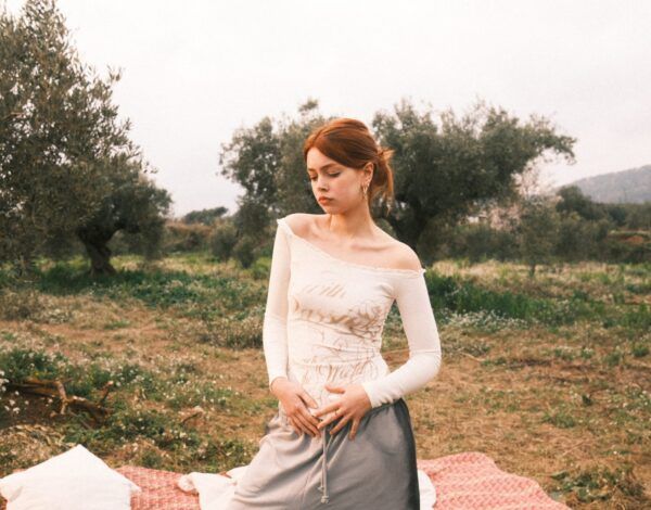 La cantant Maig envoltada de les oliveres de Mas Curró